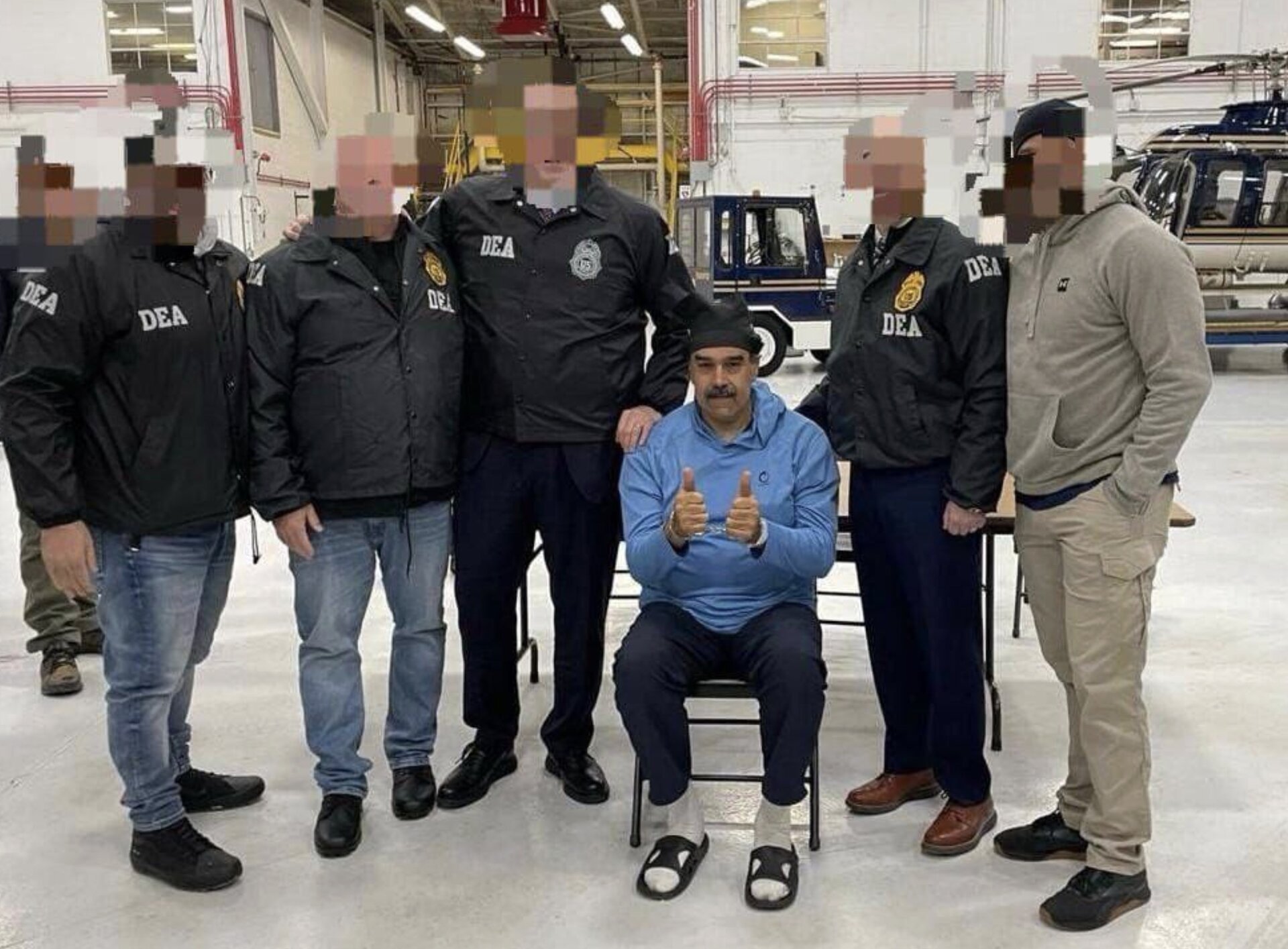 Maduro adresează un „La mulți ani” ofițerilor federali americani în timpul escortării sale spre o închisoare de maximă siguranță din New York Senegalașul Nicolás Maduro, fost președinte al Venezuelei, a fost vizibil însoțit de un ceremonial neașteptat joi seara, când a fost escortat de oficiali federali americani spre o închisoare de maximă siguranță din New York
