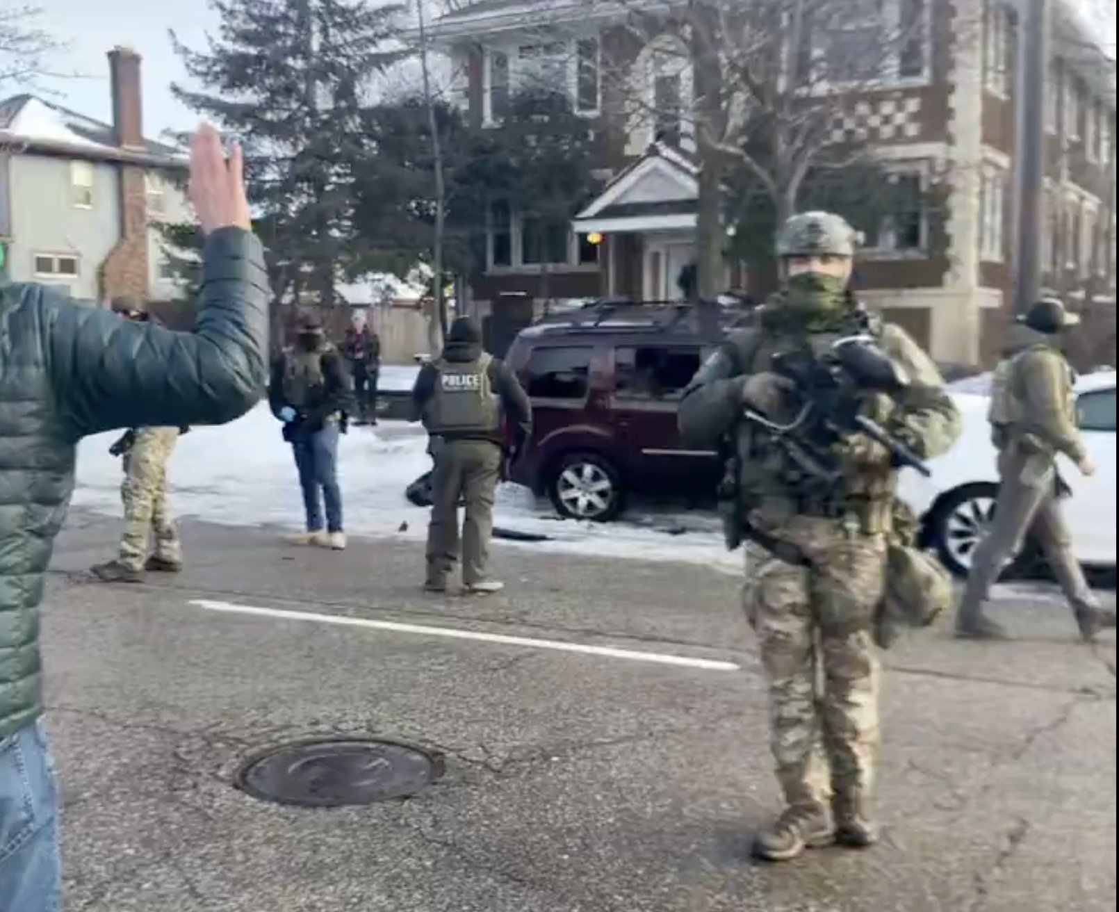 Donald Trump trimite forțe suplimentare în Minneapolis, promițând să mențină ordinea Emisarul fostului președinte american Donald Trump în Minneapolis, Tom Homan, a anunțat miercuri retragerea a circa 700 de agenți pentru imigrație, în timp ce orașul rămâne în centrul atenției naționale din cauza tensiunilor generate de recentele evenimente violente
