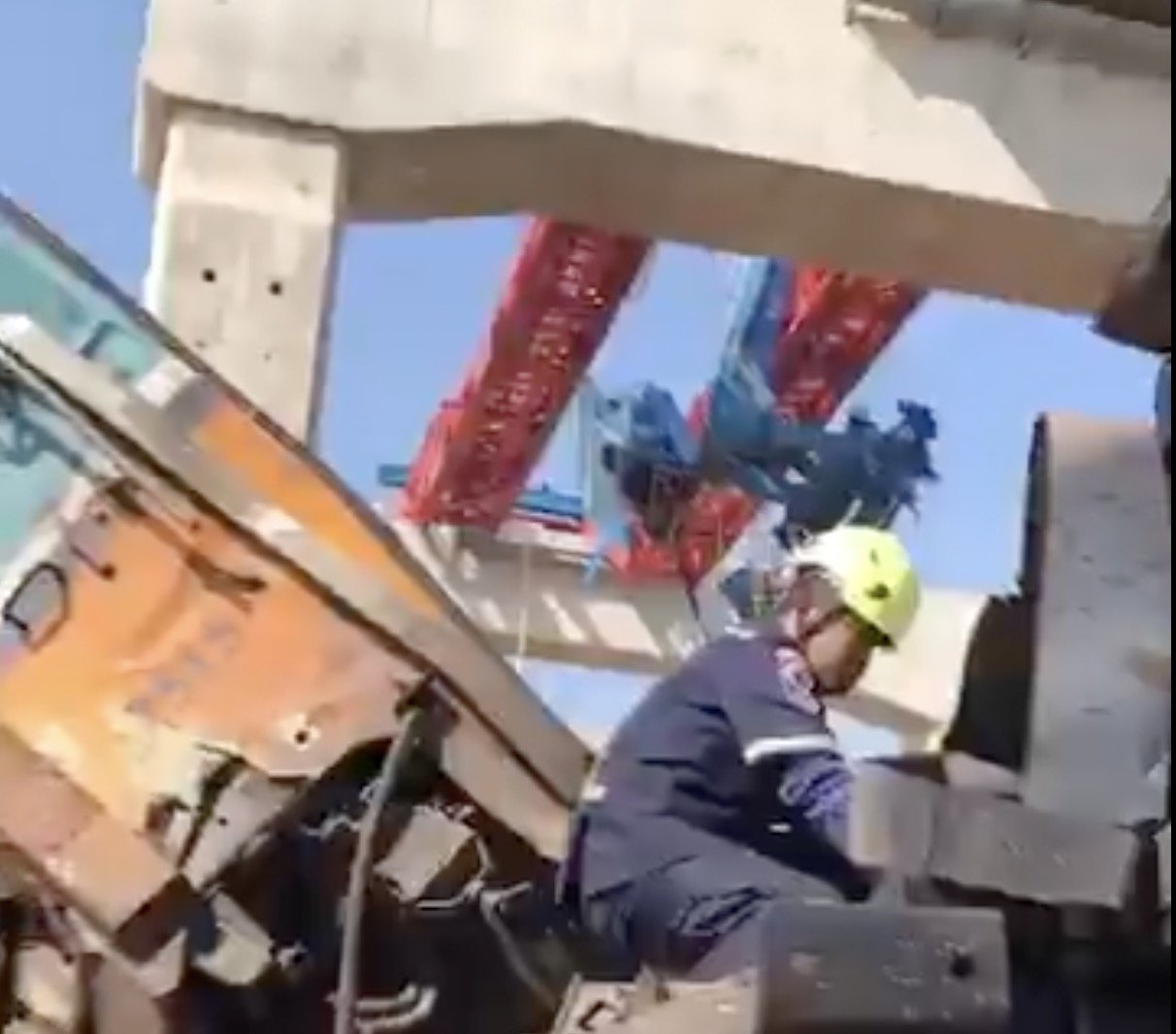 Cel puțin 22 de persoane și-au pierdut viața, iar peste 30 au fost rănite într-un tragic accident feroviar petrecut în nordul Thailandei, când o macara a căzut pe șine, provocând o coliziune devastatoare