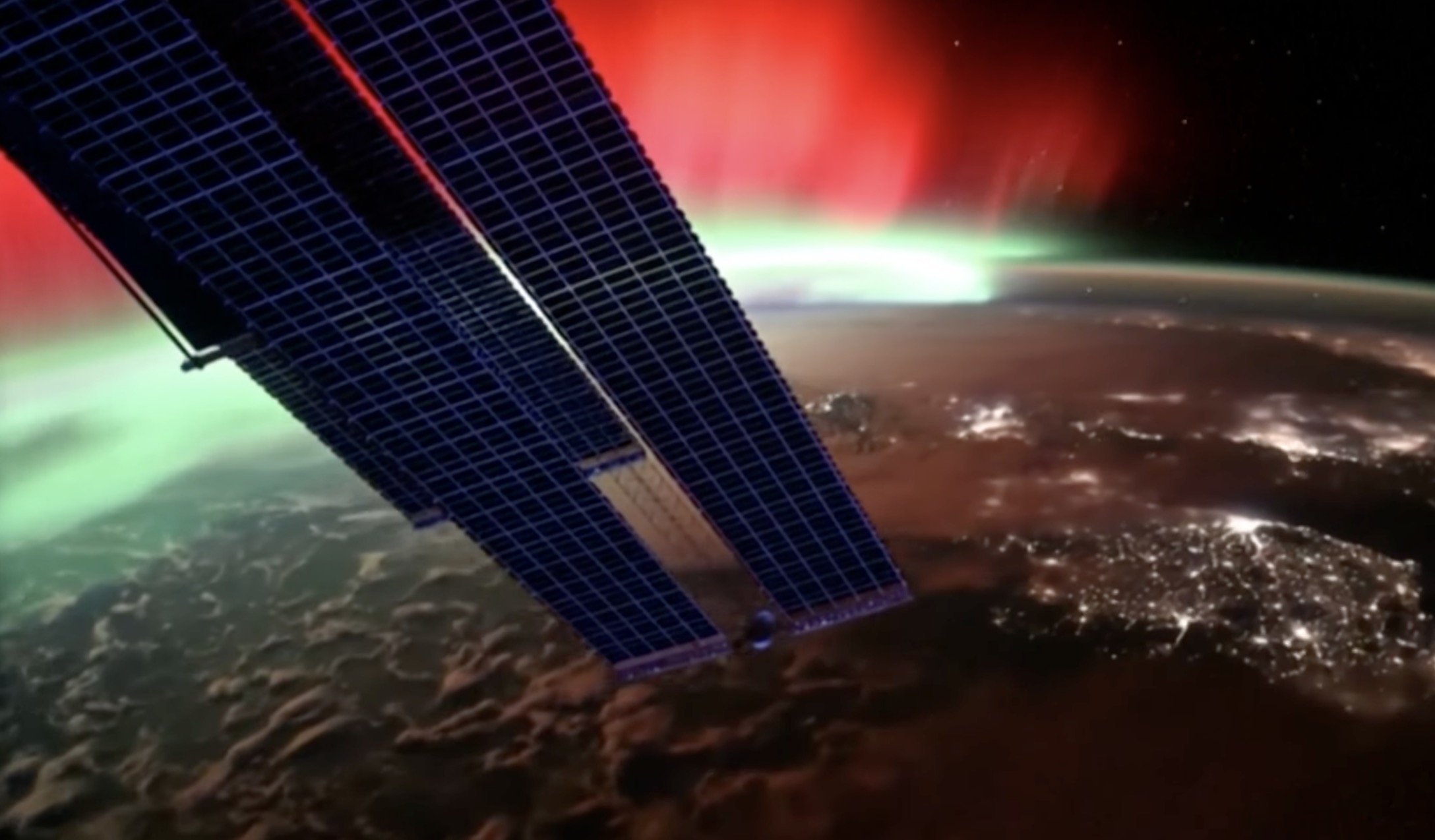 Cosmonauții ruși filmează o auroră spectaculoasă din spațiu