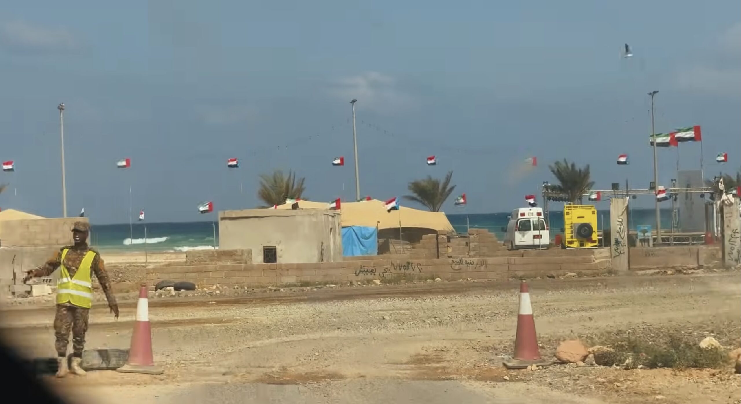 Sute de turiști blocați pe insula Socotra, afectată de reapariția violențelor în Yemen Un număr de aproximativ 600 de turiști, printre care și o româncă, se află prinsă pe insula Socotra, în cadrul celor mai recente tensiuni care au cuprins Yemenul