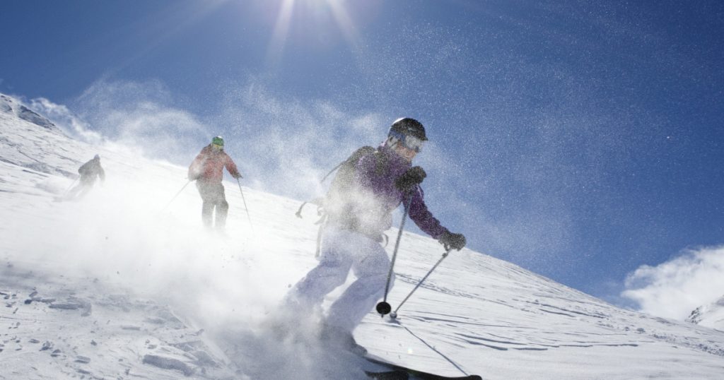 Stațiunile montane, pline de turiști. Avertismentul salvamontiștilor după valul de accidentări din ultimele zile