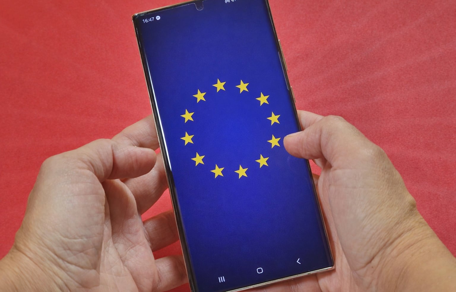 Bruxelles-ul a intrat recent în centrul unui scandal de securitate cibernetică, după ce Comisia Europeană a confirmat un incident privind infrastructura sa de amenajare a dispozitivelor mobile ale personalului