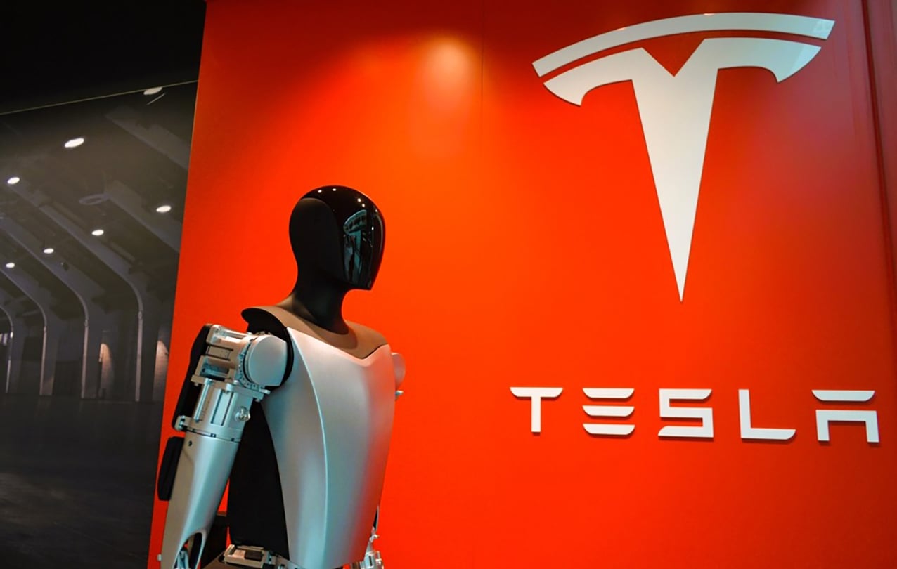 Elon Musk promite că roboții Optimus vor ajunge pe piață până în 2027, deși recunoaște că e „cam optimist”