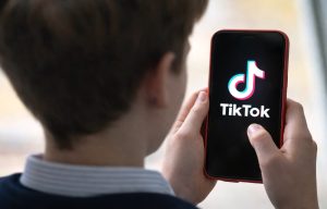 TikTok introduce tehnologie pentru a identifica utilizatorii sub 13 ani în Europa