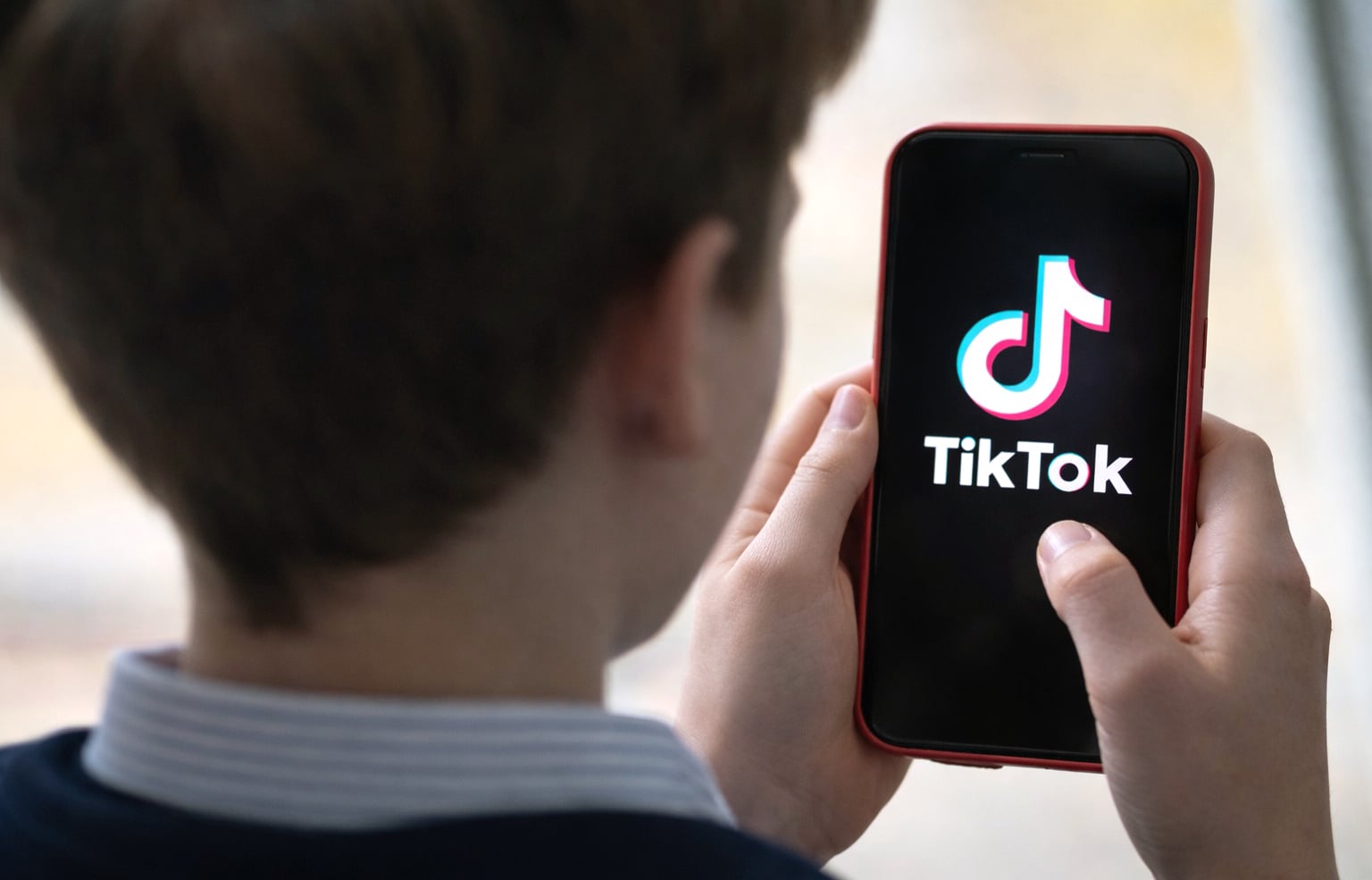 TikTok va implementa în curând în Europa un sistem avansat de verificare a vârstei utilizatorilor, menit să reducă accesul minorilor sub 13 ani pe platformă