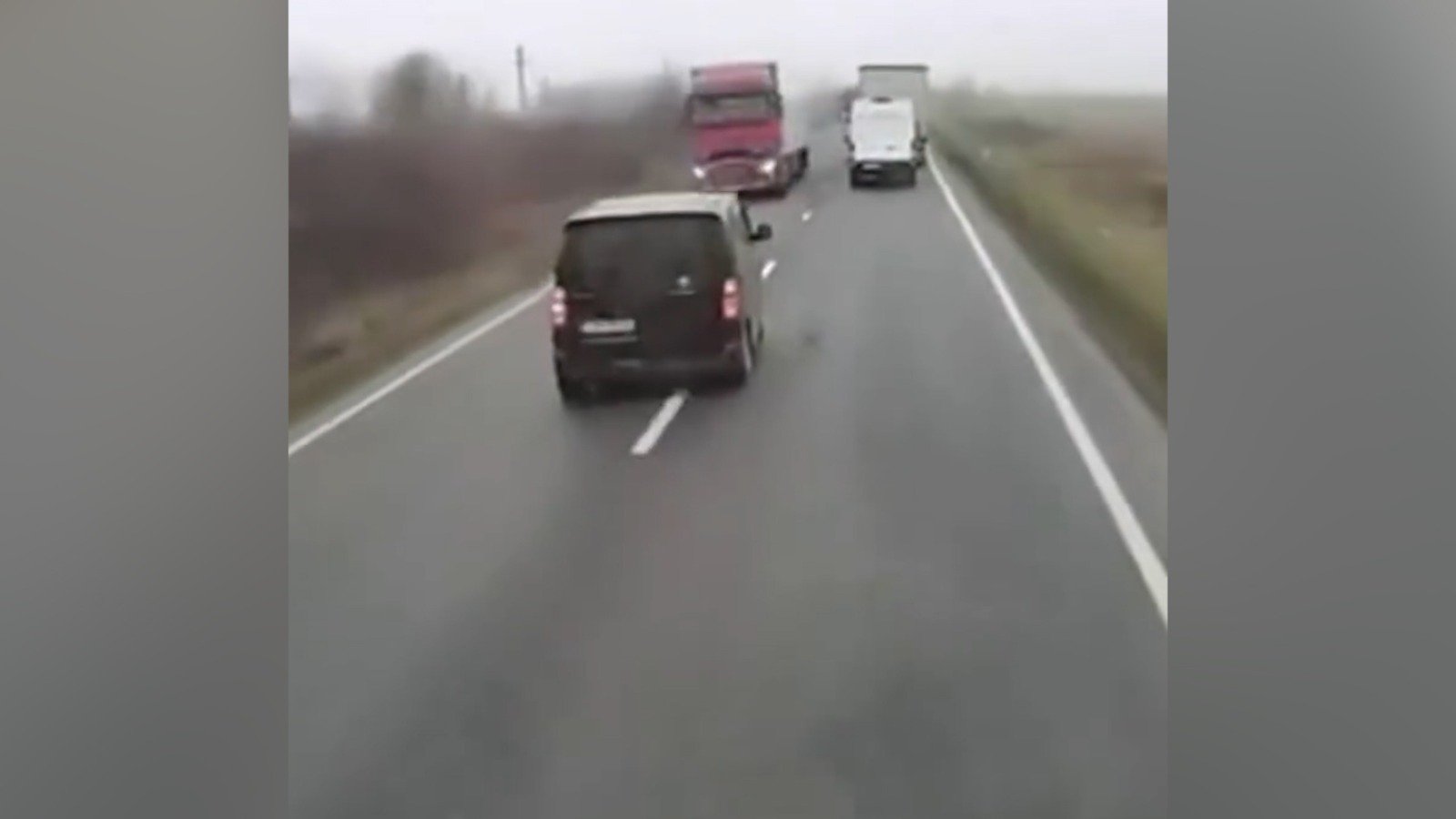 Accident tragic în Timiș: Titi Aur respinge ipoteza sistemului de asistență la menținerea benzii de circulație Un accident devastator petrecut marți în județul Timiș a dus la moartea a șapte persoane dintr-un microbuz grecesc, dar și la întrebări arzătoare privind cauzele tragediei