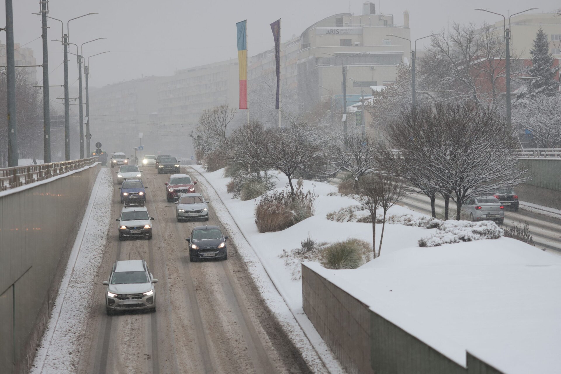 Vreme de iarnă garanția unui weekend complicat în trafic Bucureștiul se confruntă vineri dimineață cu ninsori ușoare, iar traficul rutier este afectat de condițiile winterale