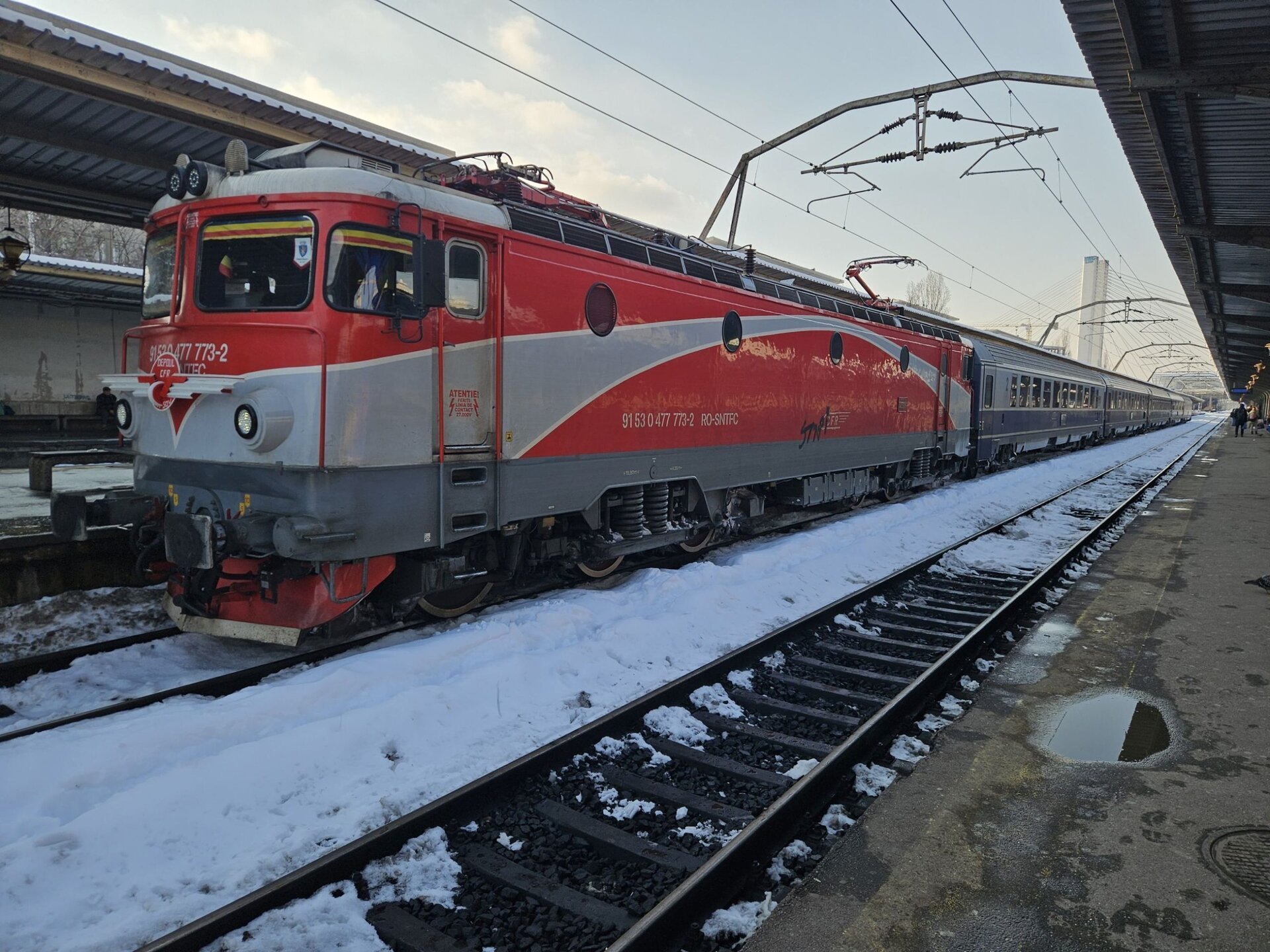 Întârziere istorică pentru trenul Budapesta – București: peste 10 ore de așteptare Trenul „Muntenia” pe ruta Budapesta – București a ajuns cu o întârziere colosală de 621 de minute, echivalentul a peste 10 ore, la Gara de Nord din București