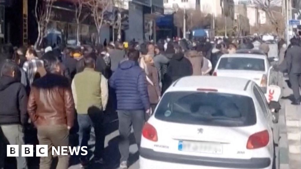 Proteste de amploare în Iran, cu un bilanț de victime în creștere În ultimele zile, Iranul a fost zguduit de proteste de amploare, soldate cu cel puțin opt morți, în urma nemulțumirilor populației față de condițiile economice tot mai dificile