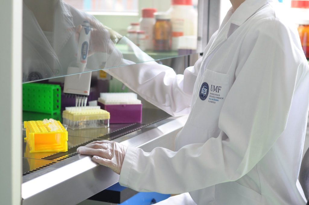 Un student al Universității de Medicină și Farmacie (UMF) din Cluj-Napoca a ales să își instige dreptul în fața instanței, contestând decizia universității de a-l declara repetent și de a-l exclude din programul de studii
