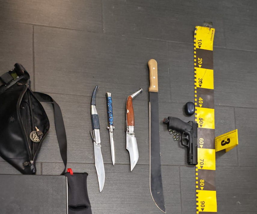 VIDEO Scandal cu cuțite și săbii într-o sală de fitness din București. Șapte tineri, printre care trapperul MGK666, au fost reținuți de polițiști