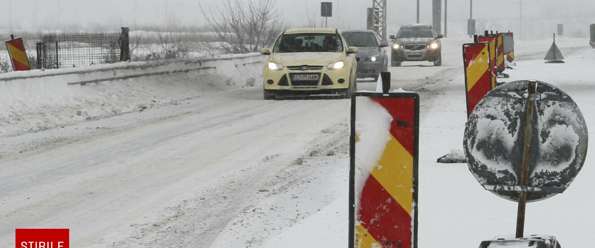 Lapoviță și ninsori în 14 județe. Drumuri blocate şi gospodării fără energie electrică, din cauza viscolului