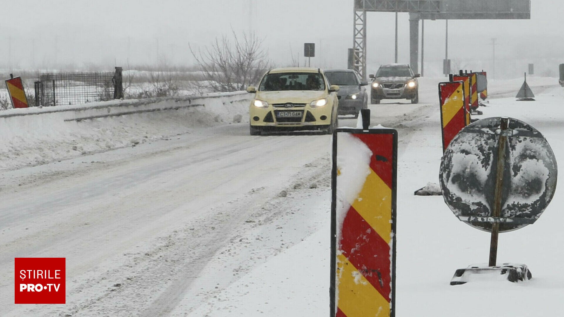 Trafic oprit și pentru sute de locuințe fără electricitate din cauza ninsoarei Centrul Infotrafic din cadrul Inspectoratului General al Poliției Române a anunțat sâmbătă dimineață că se intervine pentru deszăpezire pe drumurile din 14 județe, iar în unele zone, traficul a fost complet oprit