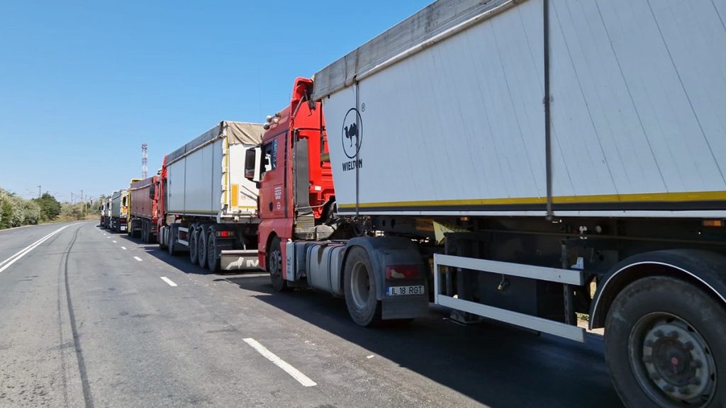 Traficul la frontiera cu Serbia, blocat pentru camioane, dar normal pentru autoturisme Protestele care au izbucnit recent în Serbia împotriva unor măsuri administrative și fiscale au generat, pentru a doua zi consecutiv, perturbări semnificative în traficul de camioane și automarfare pe frontiera româno-sârbeacă