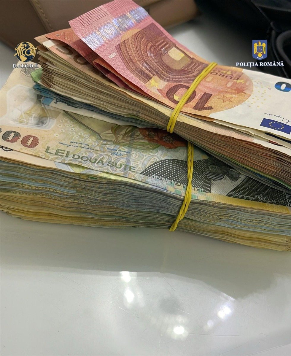 O femeie de 47 de ani și fiul acesteia, în vârstă de 27 de ani, au fost reținuți recent de către procurorii DIICOT, sub suspiciunea de implicare în traficul de droguri