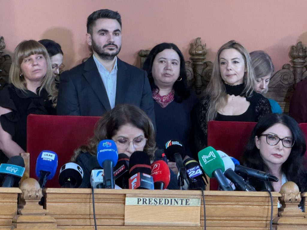 Controverse în sistemul judiciar: avocata AUR, beneficiară a procedurilor accelerată în condiții suspecte Într-unul dintre cele mai discutate cazuri recente din justiția română, avocata Silvia Uscov, membră a partidului extrem de controversat AUR, a reușit să obțină o programare a dosarelor sale într-un termen extrem de restrâns și neașteptat de favorabil