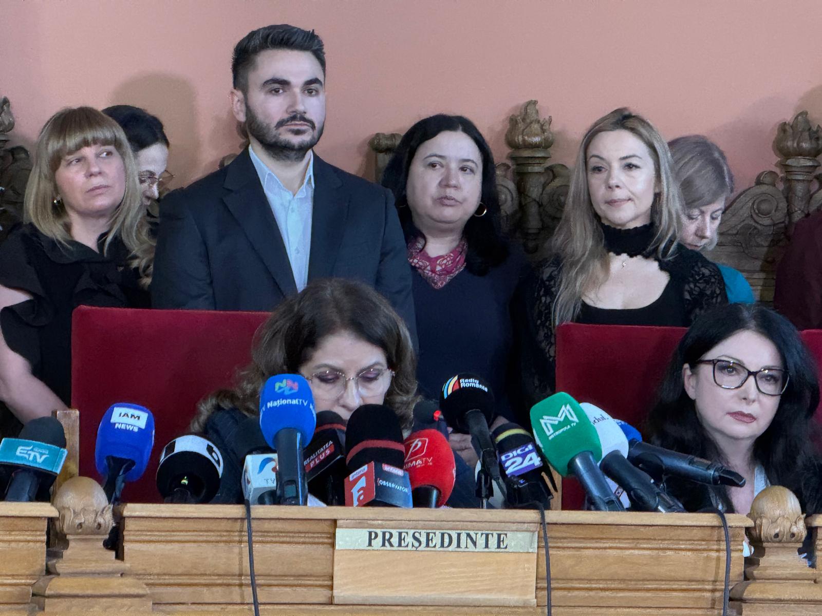 Controverse în sistemul judiciar: avocata AUR, beneficiară a procedurilor accelerată în condiții suspecte Într-unul dintre cele mai discutate cazuri recente din justiția română, avocata Silvia Uscov, membră a partidului extrem de controversat AUR, a reușit să obțină o programare a dosarelor sale într-un termen extrem de restrâns și neașteptat de favorabil