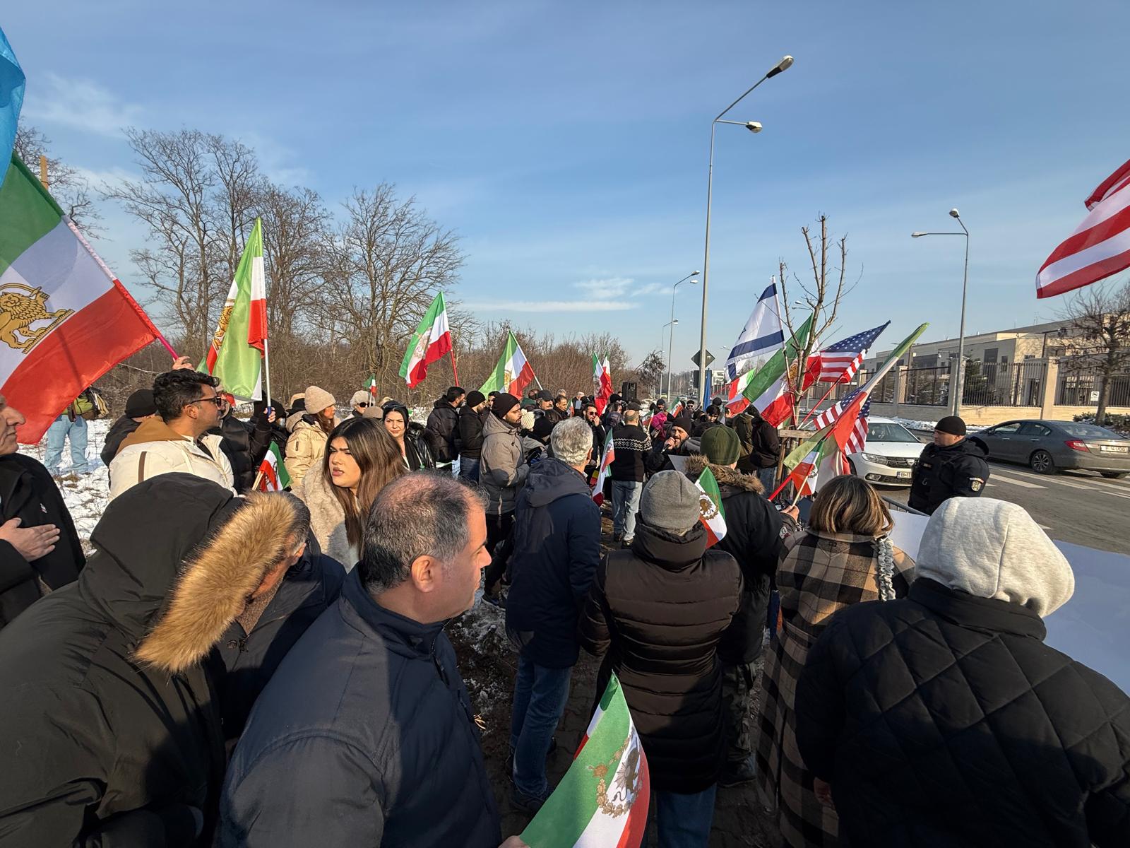 Zeci de iranieni stabiliți în România au ieșit miercuri în fața Ambasadei Statelor Unite din București pentru a cere intervenția președintelui Donald Trump în criza sângeroasă care zguduie Iranul