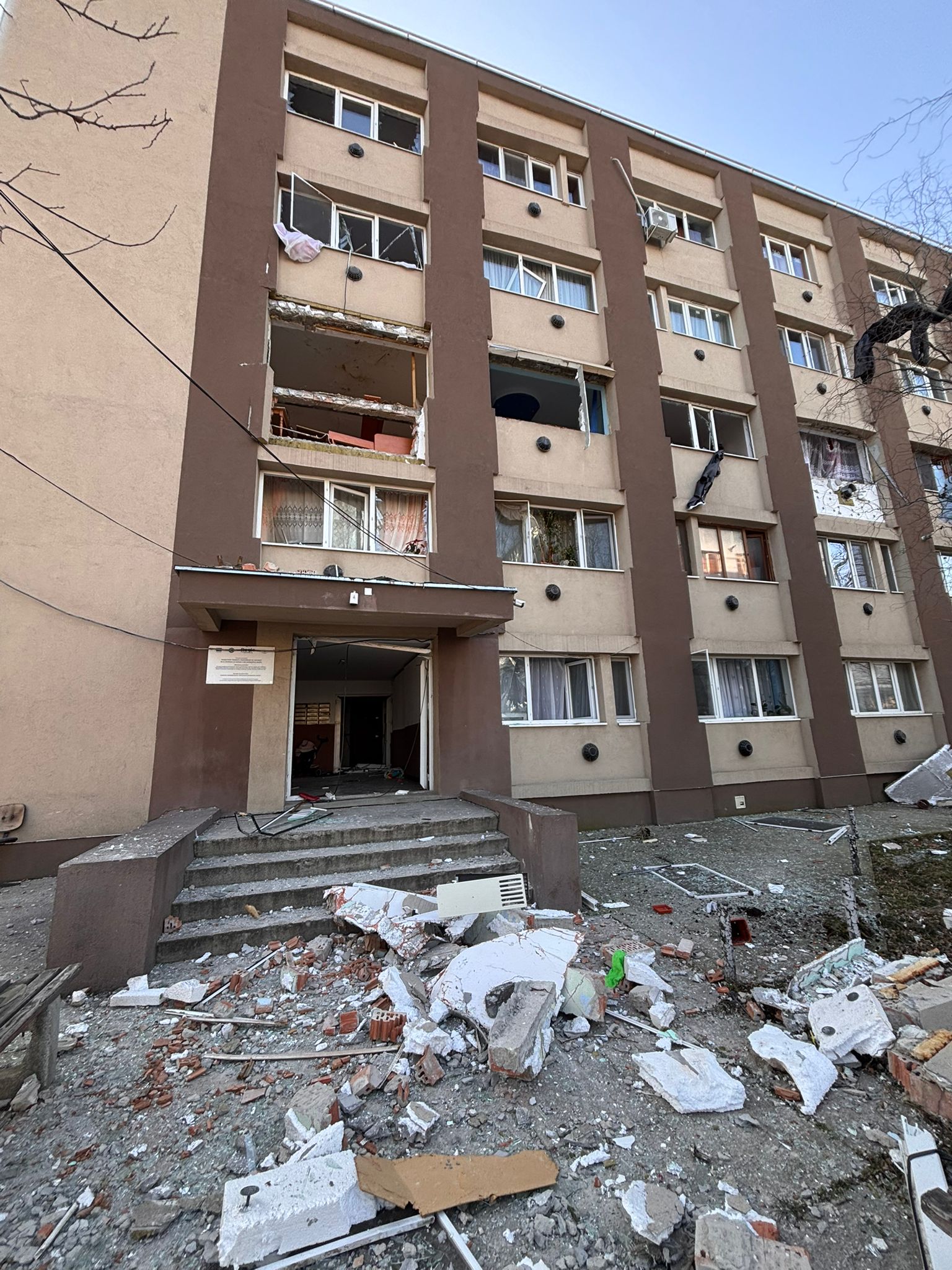 O explozie puternică într-un bloc din Buzău a răscolit duminică întregul cartier, lăsând în urmă semne vizibile de distrugere și agitație