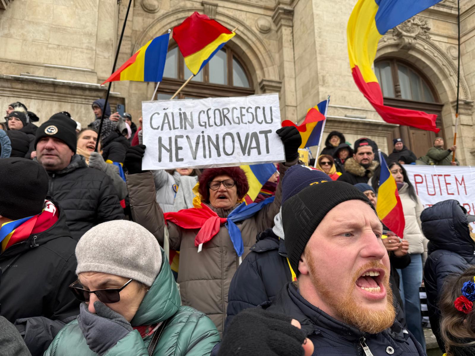Călin Georgescu, fost candidat la alegerile prezidențiale și o figură cunoscută pentru opiniile sale controversate, s-a prezentat miercuri în fața instanței Curții de Apel București, într-un dosar în care este acuzat de complicitate la acte împotriva ordinii constituționale