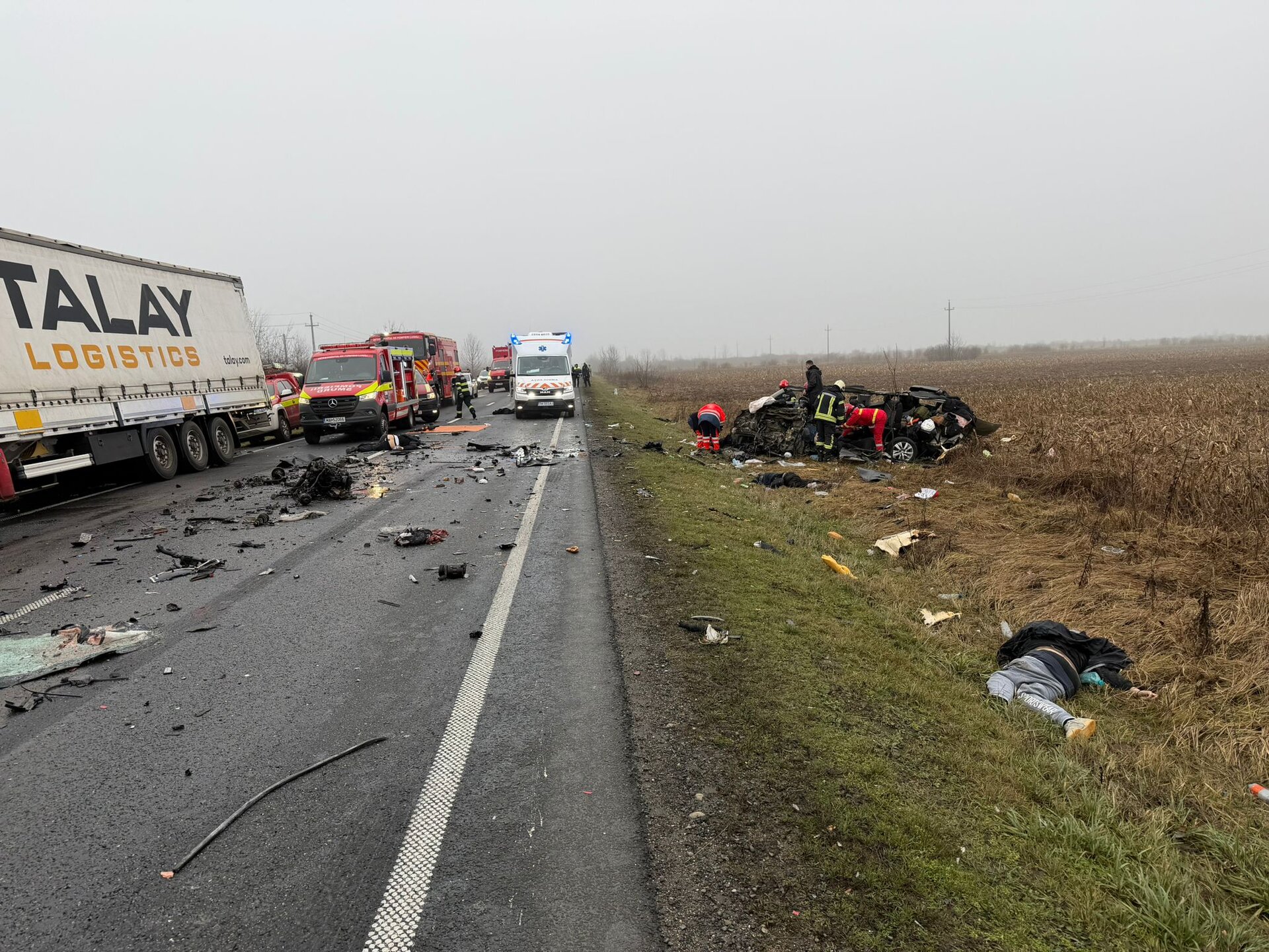 Șase vieți răpite într-un tragicul accident de pe DN 6: microbuz acroșat de o cisternă și TIR Un accident foarte grav s-a petrecut în județul Timiș, pe drumul național DN 6, în urma căruia au pierdut viața șase persoane