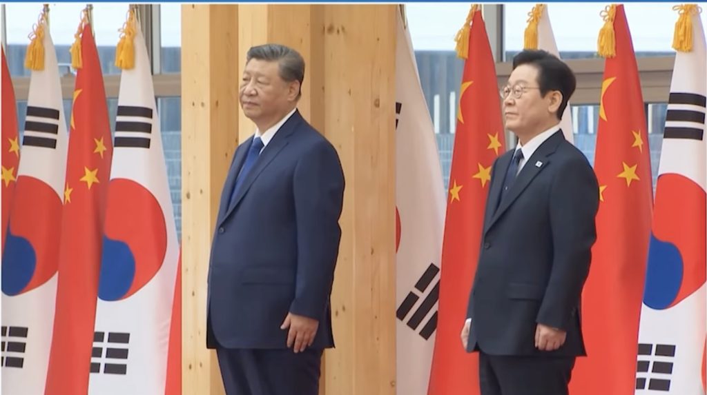 Xi Jinping îndeamnă Coreea de Sud să își unească forțele în fața provocărilor globale Președintele Chinei, Xi Jinping, a avut o întâlnire cu omologul său sud-coreean, Lee Jae-myung, aflat în vizită oficială la Beijing, în contextul unei lumi marcate de turbulențe și schimbări rapide