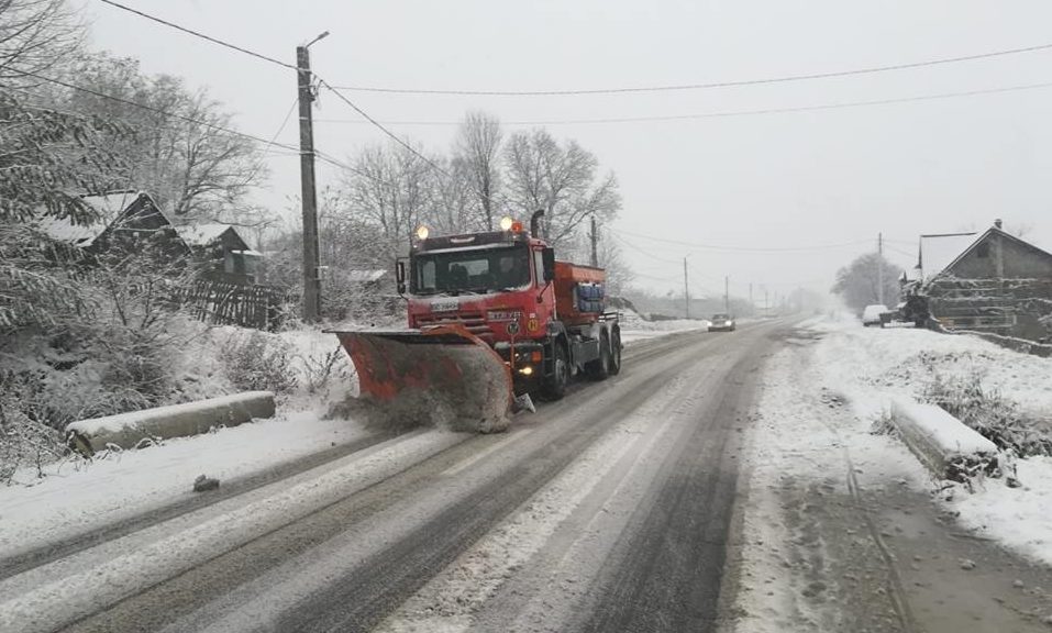 Autoritățile române acționează cu fermitate pentru gestionarea situației cauzate de fenomenele meteorologice extreme, în special ninsoarea abundentă și viscolul care au afectat în ultimele zile mai multe zone ale țării