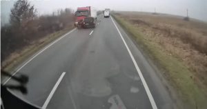 Accident tragic pe DN6: șapte morți după impactul dintre microbuz și TIR