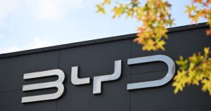 Grupul chinez BYD amenință dominația Tesla pe piața mașinilor electrice