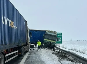 Două tiruri blochează A2 spre Constanța, formând cozi de câțiva km