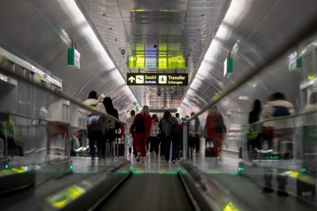 Contrabandă cu bijuterii și valută într-un final de weekend la Otopeni Un control de rutină la punctul de frontieră de la Aeroportul Henri Coandă a dezvăluit o rețea suspectă de contrabandă, în cadrul unei operațiuni desfășurate de polițiștii de frontieră și vameși