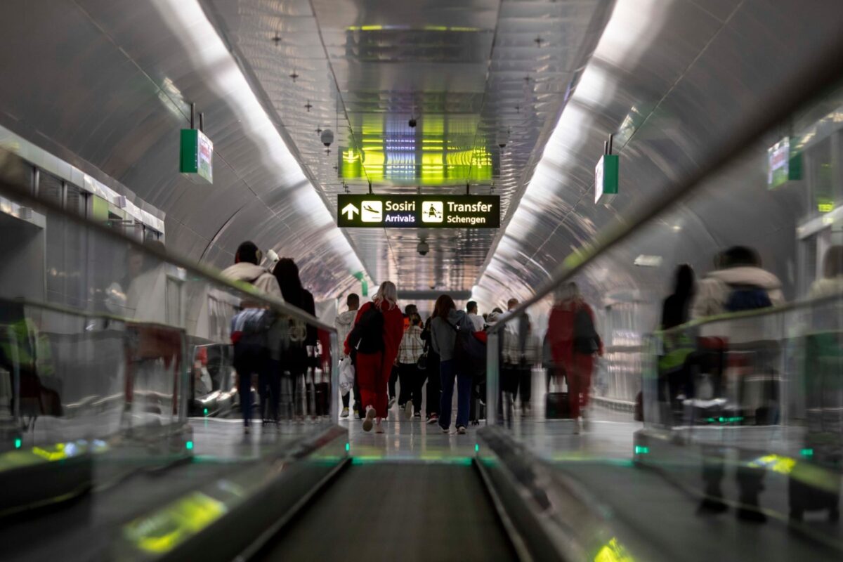 Contrabandă cu bijuterii și valută într-un final de weekend la Otopeni Un control de rutină la punctul de frontieră de la Aeroportul Henri Coandă a dezvăluit o rețea suspectă de contrabandă, în cadrul unei operațiuni desfășurate de polițiștii de frontieră și vameși