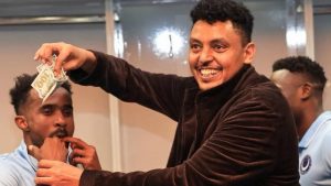 Reghecampf și jucătorii, cufundați în bancnote în vestiarul lui Becali