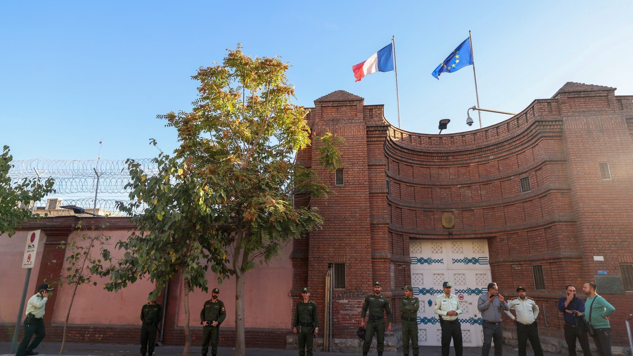 Personalul diplomatic neesenţial al Ambasadei Franţei la Teheran a fost nevoit să părăsească Iranul, ca urmare a tensiunilor și tulburărilor sociale care au cuprins această țară în ultimele săptămâni
