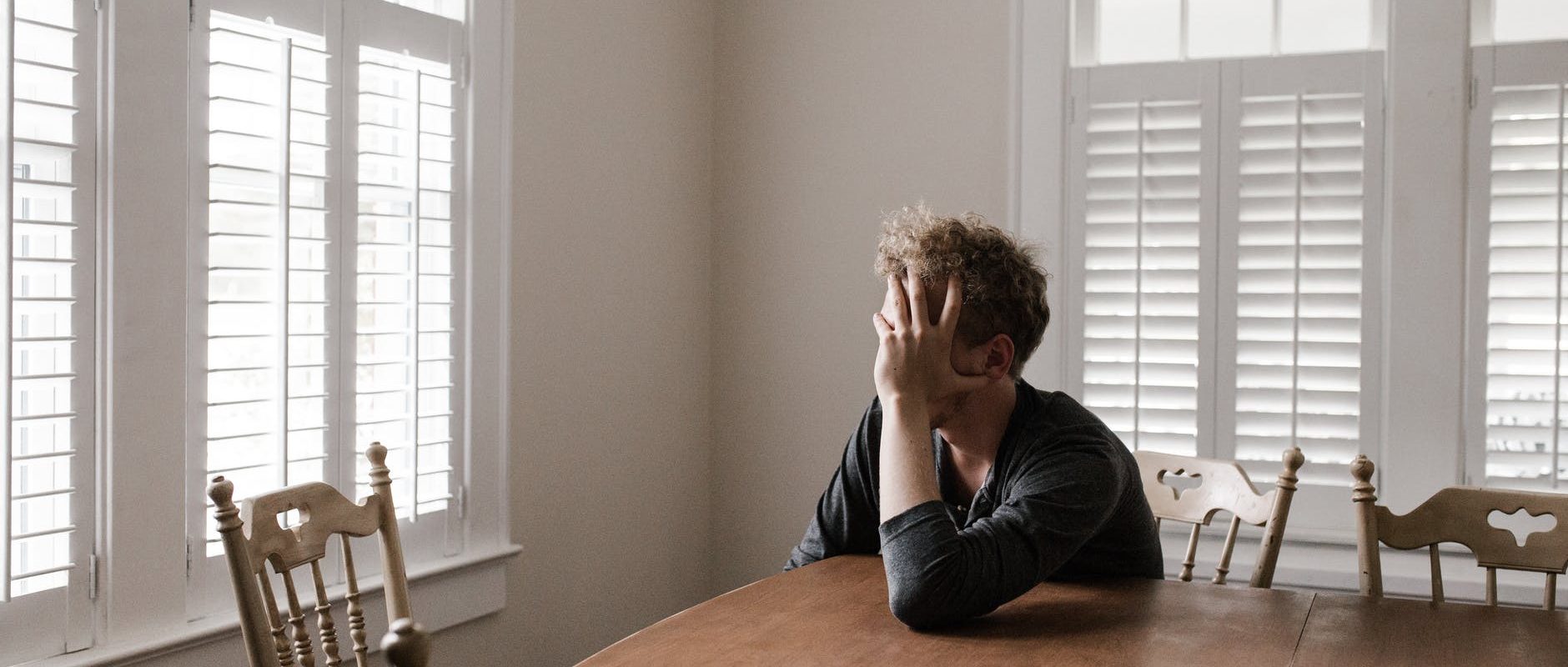 anxietate-depresie-izolare-coronavirus-acasa-masa-pexels.jpeg