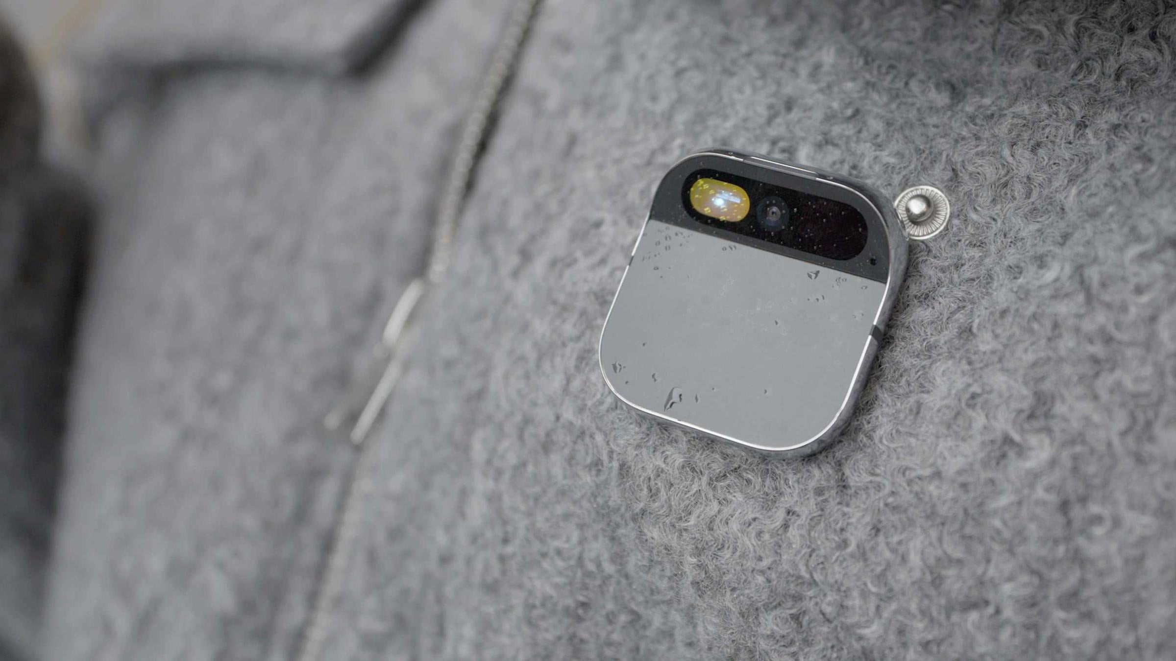 Apple explorează un nou front în lumea wearables: un AI Pin care poate „vede” și „aud” lumile noastre, dar la ce preț? De câțiva ani, industria tehnologică asistă la o promisiune fără sfârșit: realizarea unui gadget post-smartphone, capabil să înlocuiască sau să completeze telefoanele mobile
