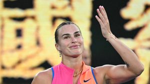 Sabalenka sfidează protocolul: selfie pe teren cu Federer și Laver!