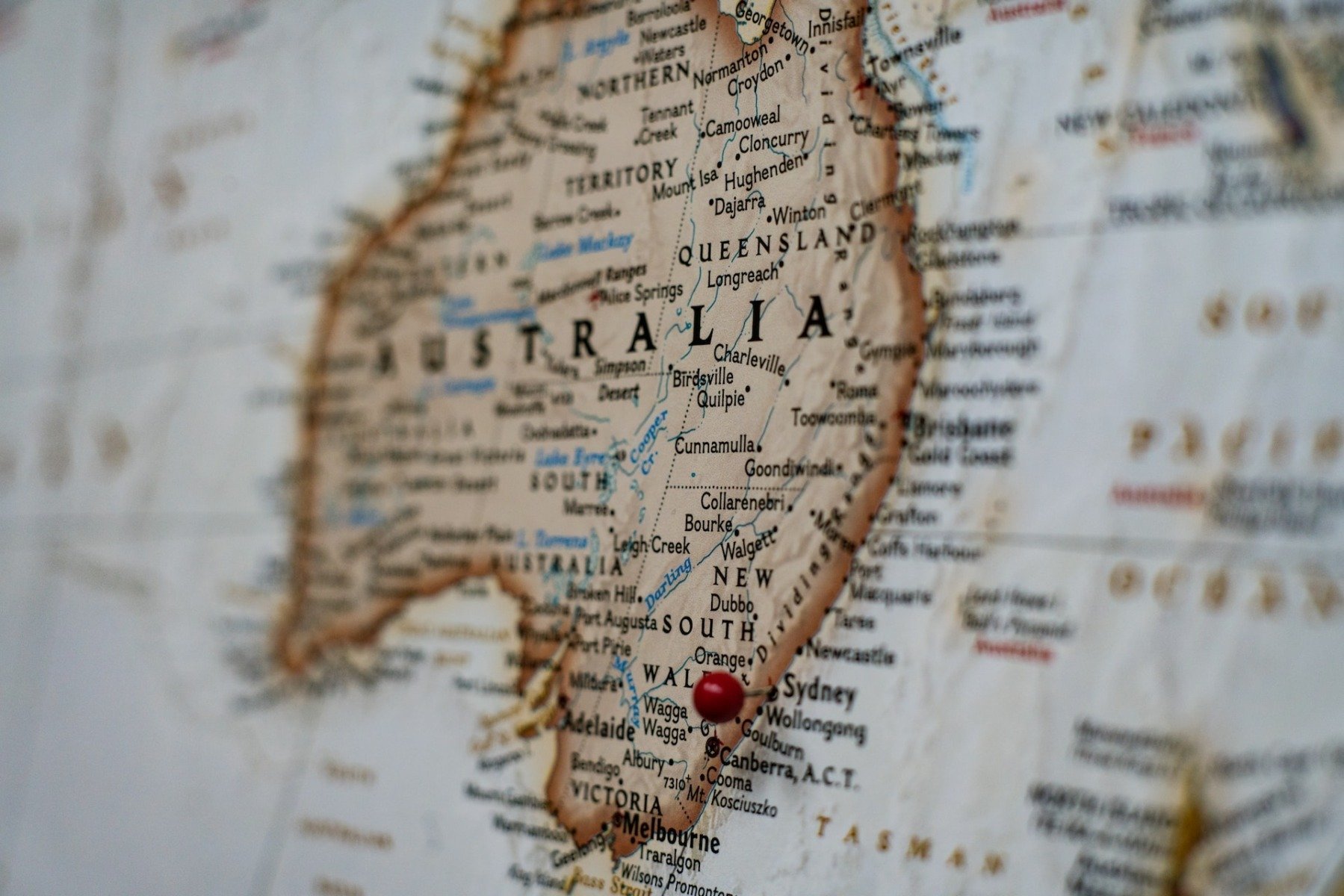 Parlamentul Australiei a aprobat în premieră în 2024 o lege care stabilește vârsta minimă de 16 ani pentru utilizarea anumitor platforme de social media, o măsură ambițioasă menită să protejeze tinerii și să reglementeze mediul digital în creștere constantă