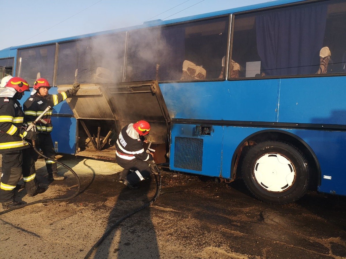Autocar cu 47 de pasageri cuprins de flăcări în Mureș: evacuare rapidă și intervenție decisivă a autorităților Un incident grav a avut loc sâmbătă după-amiază în localitatea Șoromiclea, județul Mureș, unde un autocar în care se aflau 47 de persoane a fost cuprins de flăcări