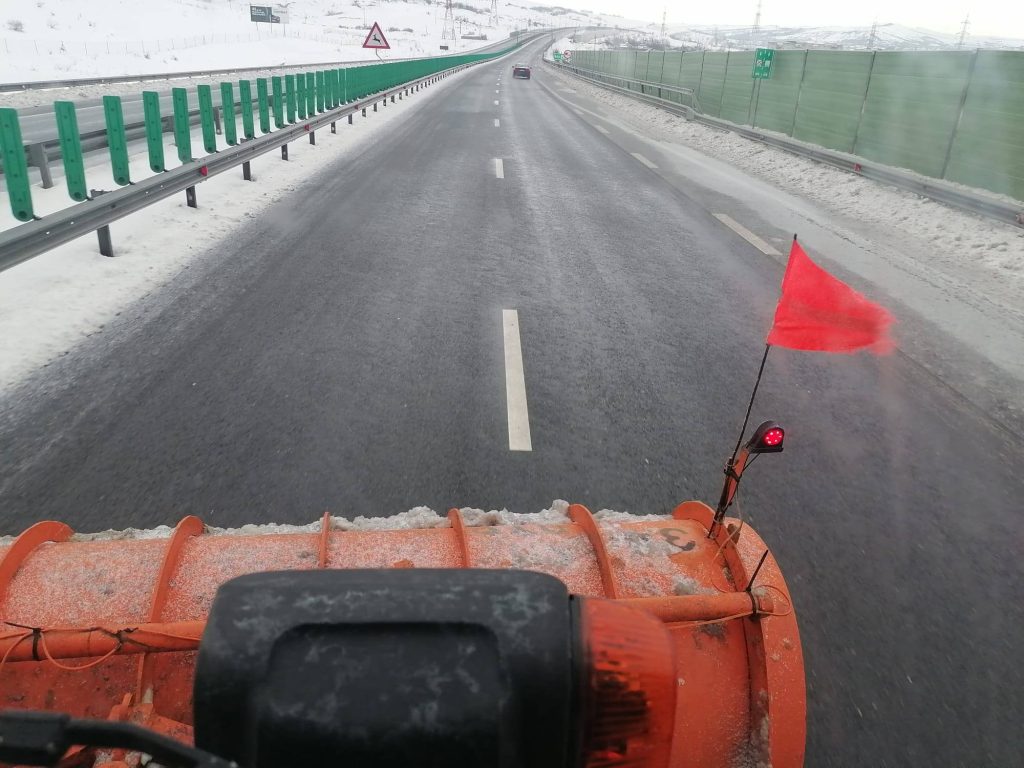 autostrada-masina-de-deszapezire-zapada.jpg