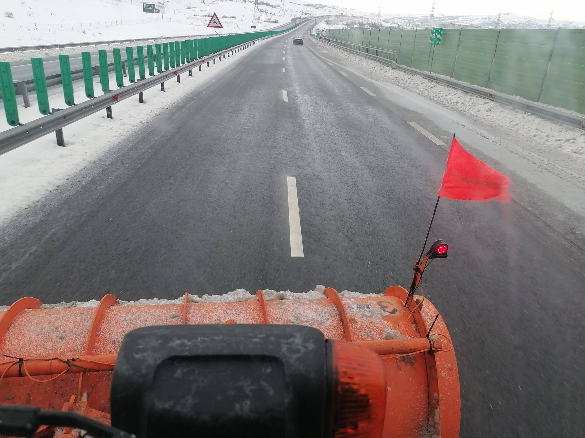 Autostrăzile A1 și A7, importante arteriale de circulație din România, au fost închise temporar miercuri dimineață din cauza condițiilor meteorologice extrem de dificile