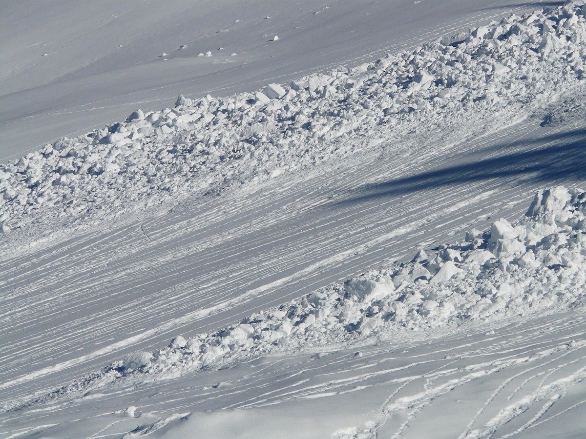 Munții Rodnei, Maramureș și Tibleș, în alertă din cauza riscului crescut de avalanșe Zăpada a devenit un pericol real pentru montaniști și locuitorii din zonele alpine ale județului Maramureș, odată cu creșterea riscului producerii unor avalanșe