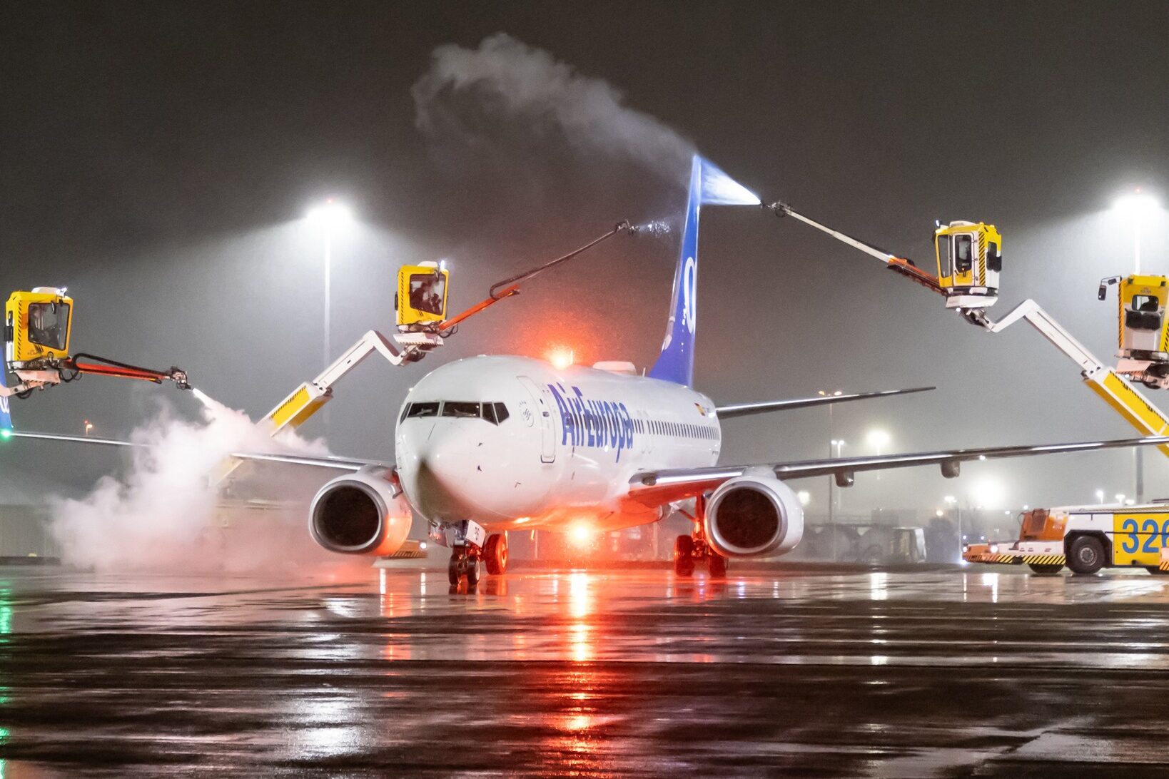 Aeroportul Schiphol din Amsterdam, unul dintre cele mai aglomerate hub-uri aeriene din Europa, a fost zguduit luni de o avalanșă de anulări de zboruri, cauzate de condițiile meteorologice extrem de dure