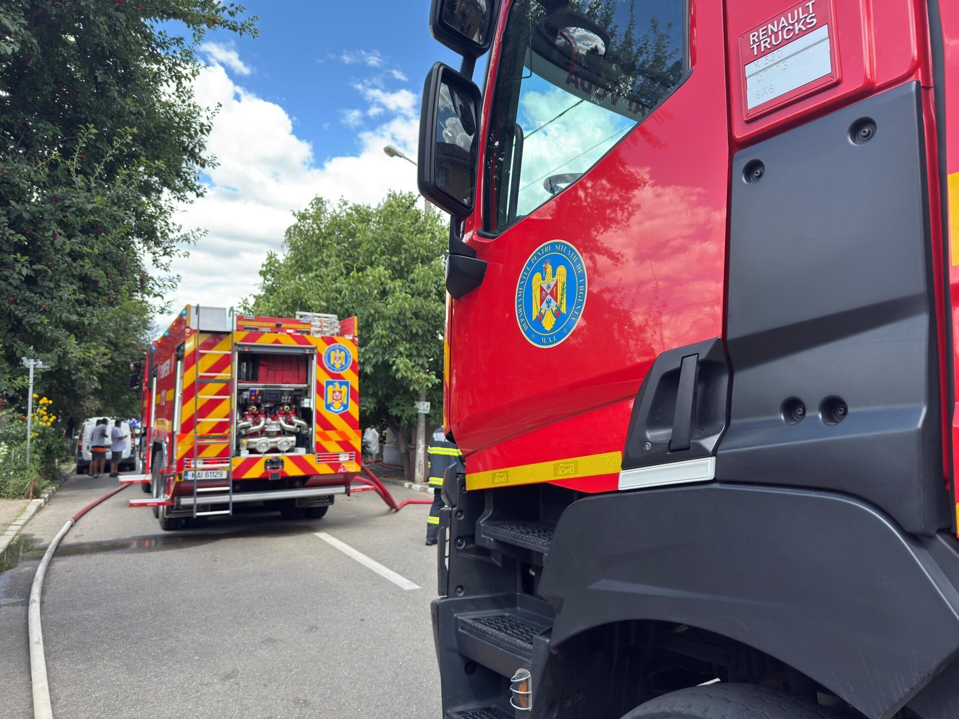 Incendiu violent în Sectorul 5 al capitalei, adus sub control de pompieri și poliție Un incendiu ce a izbucnit în această dimineață în Sectorul 5 al Bucureștiului a mobilizat un întreg arsenal de pompieri și echipe de intervenție