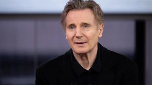 Liam Neeson îl compară pe Joe Keery cu Cary Grant la „The Tonight Show”