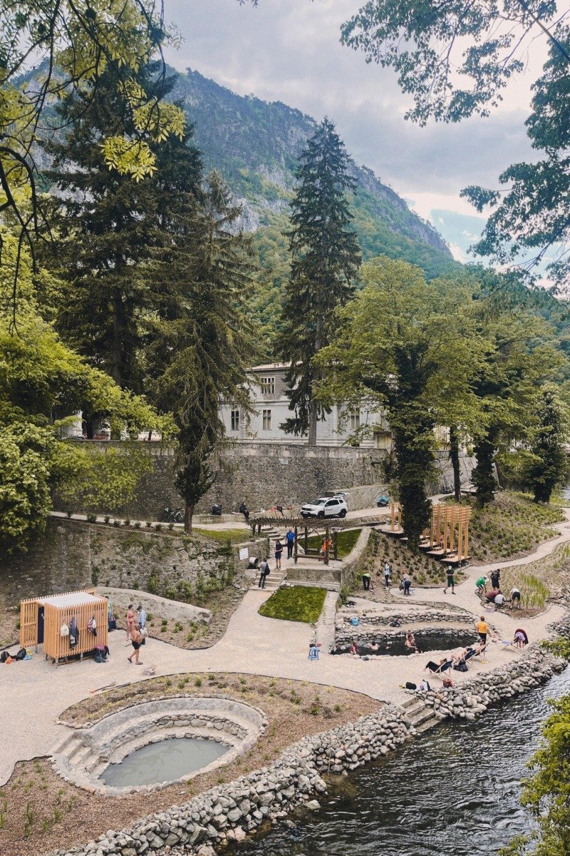 Băile Herculane, scena unui affront juridic cu implicații culturale și istorice Complexul balnear Băile Herculane, unul dintre cele mai vechi și emblematici stațiuni balneare din România, se află în fața unui nou moment critic, după ce Academia Română a adresat o sesizare directă Înaltei Curți de Casație și Justiție