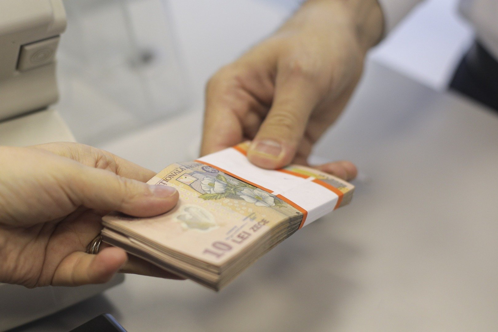 Guvernul analizează legea pentru stoparea detașărilor și reducerea pensiilor speciale la bugetari