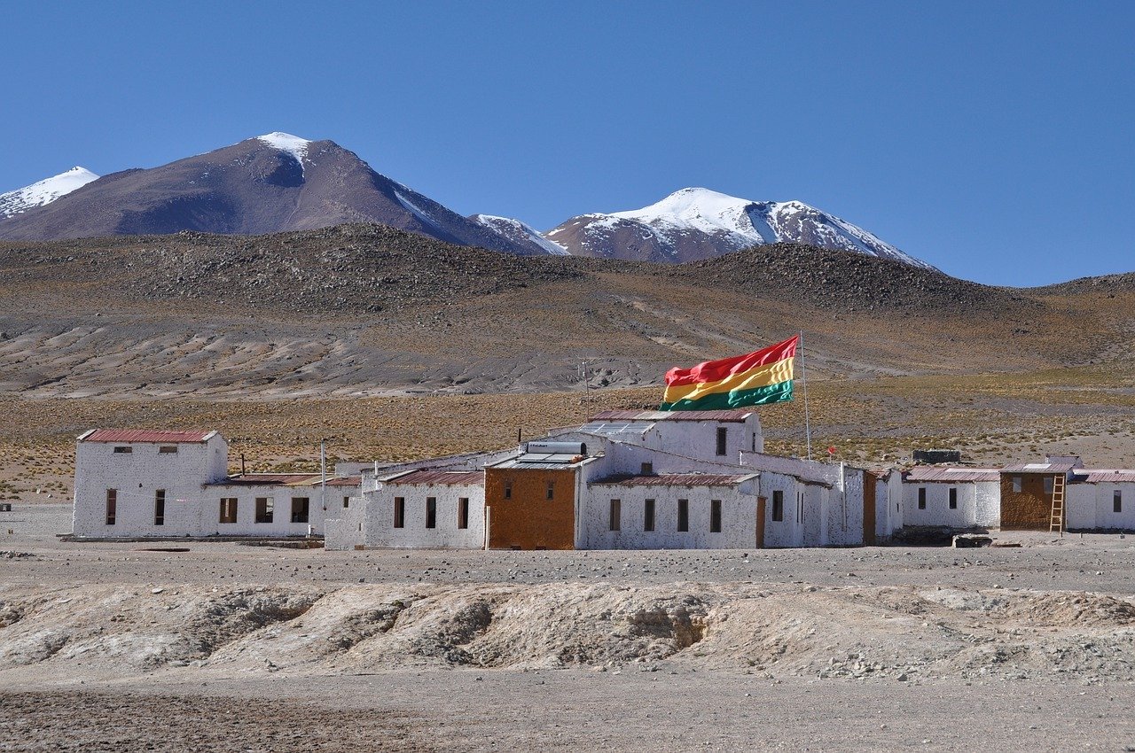 Tragedie în Bolivia: 11 morți într-un accident rutier provocat de un șofer adolescent Un accident grav s-a soldat luni cu decesul a 11 persoane în estul Boliviei, într-un eveniment petrecut într-o zonă mai puțin populată, dar cu o încărcătură emoțională și socială extrem de puternică