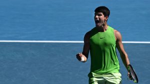 Alcaraz îl învinge pe Zverev după o semifinală de 5 ore la Australian Open